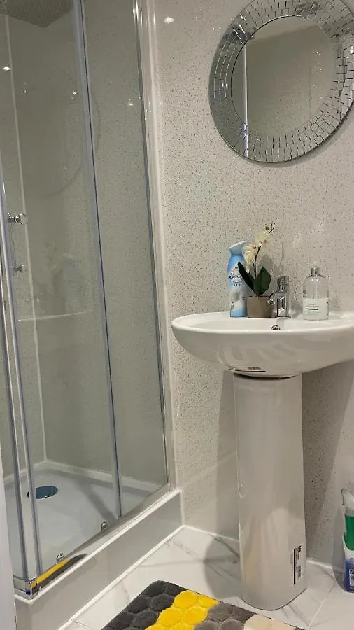 One Bedroom In Spacious Bungalow, Free Parking & Private Entrance Edinburgh